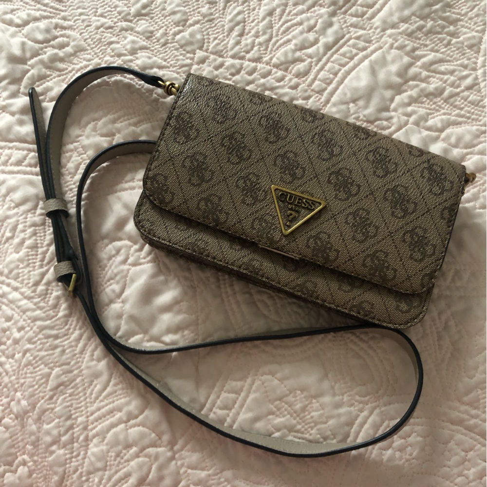 GUESS Noelle Crossbody Flap Organizer latte logo